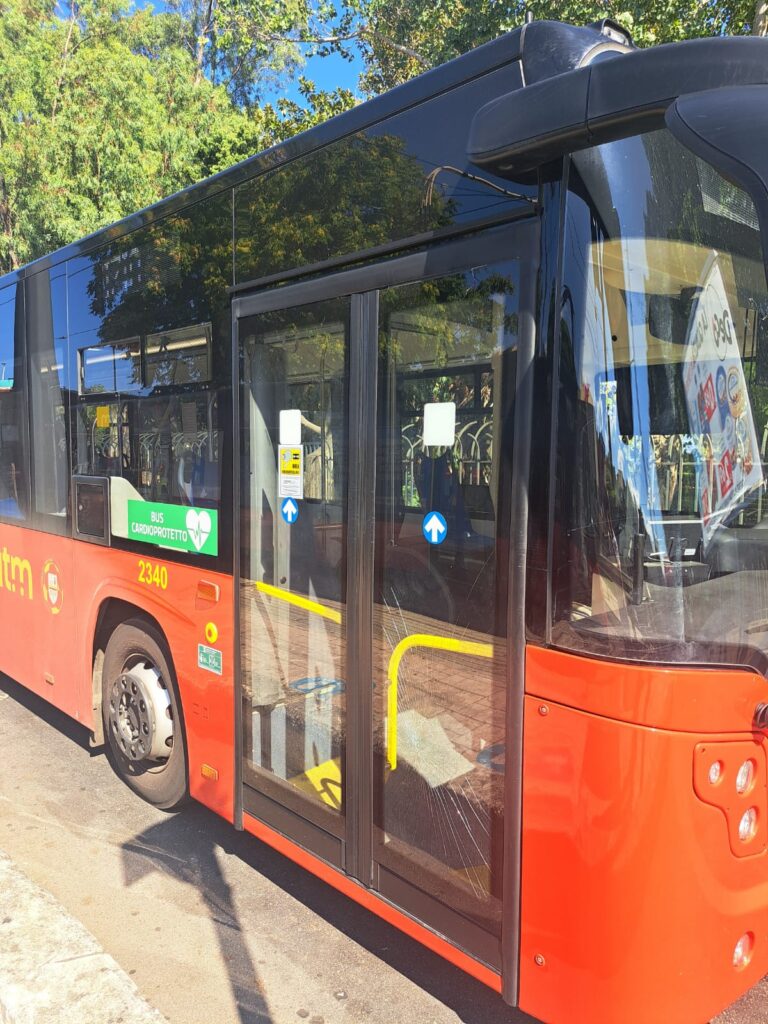 Messina: insulta e sputa all’autista ATM, poi spacca un vetro del bus. L’azienda denuncia passeggero