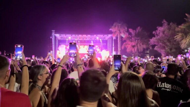 Capo d’Orlando – Migliaia di persone sul lungomare per il concerto dei Boomdabash – VIDEO