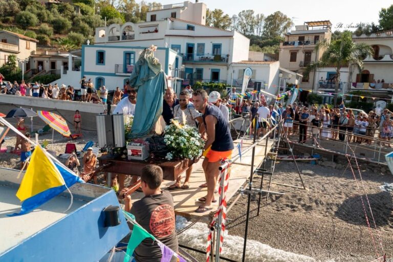 Capo d’Orlando – Pienone a ferragosto. In migliaia sulla spiaggia per la processione a mare di Maria SS di Porto Salvo – FOTO e VIDEO