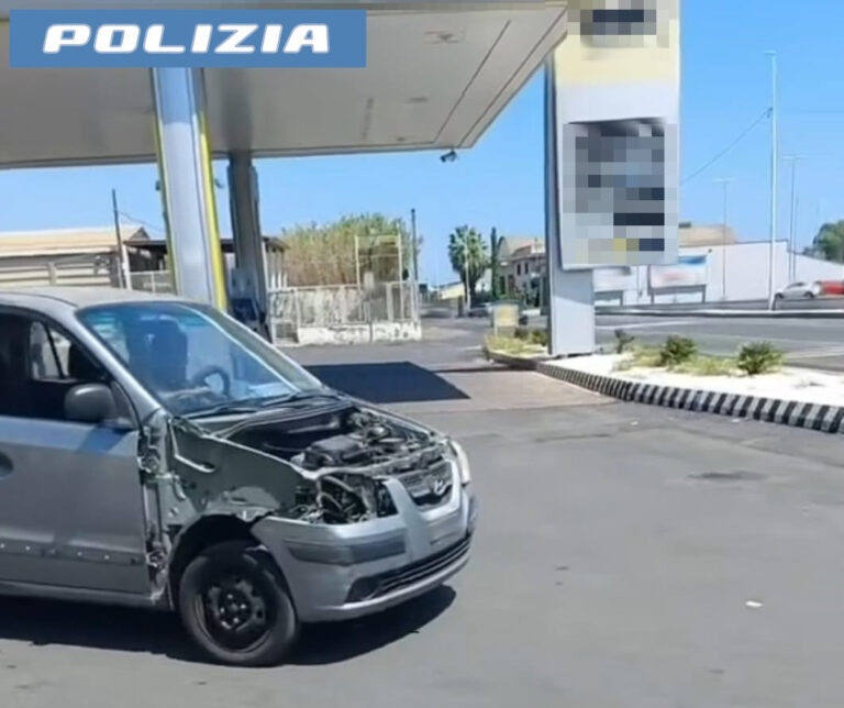 Catania, auto “folkloristica” gira per la città. Dalla goliardia al sequestro amministrativo