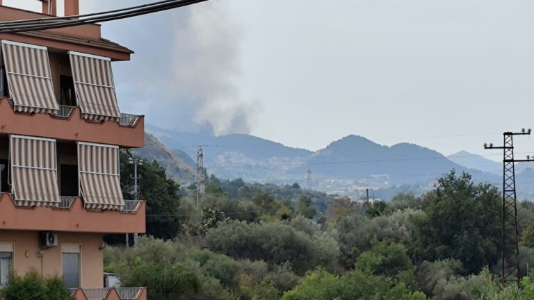 Castroreale, vasto incendio a Bafia. Le fiamme al momento sarebbero sotto controllo