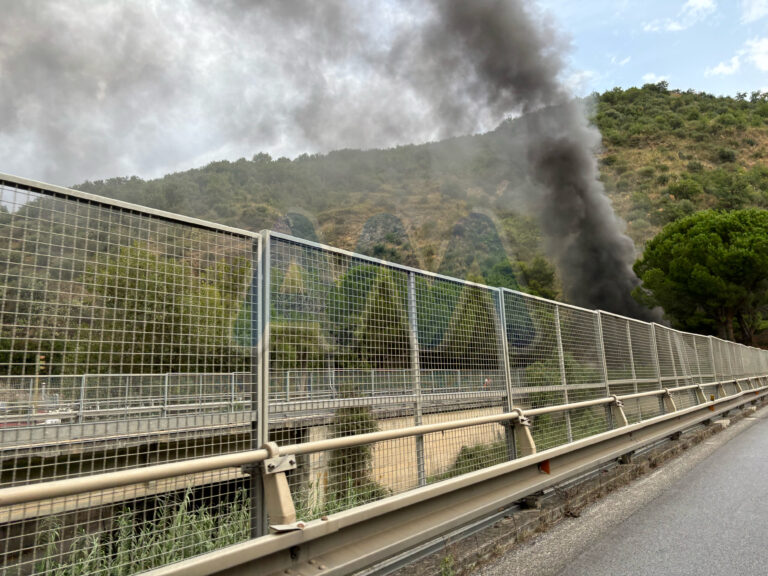 A20, mezzo pesante prende fuoco nella galleria Calavà, in direzione Palermo. Rallentamenti sul tratto