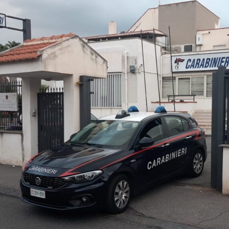 Offrono un passaggio in auto ad una giovane donna conosciuta in un night club e la rapinano. Tre giovani arrestati dai carabinieri