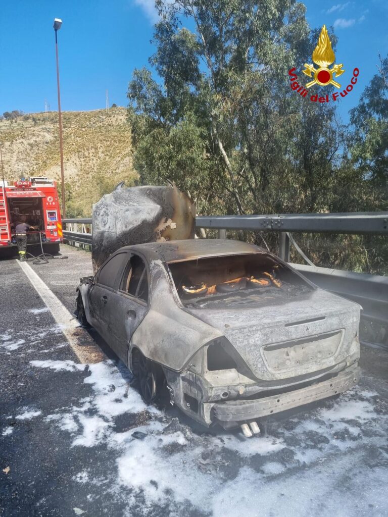 Auto in fiamme in tangeziale a Messina. Necessario l’intervento dei Vigili del Fuoco