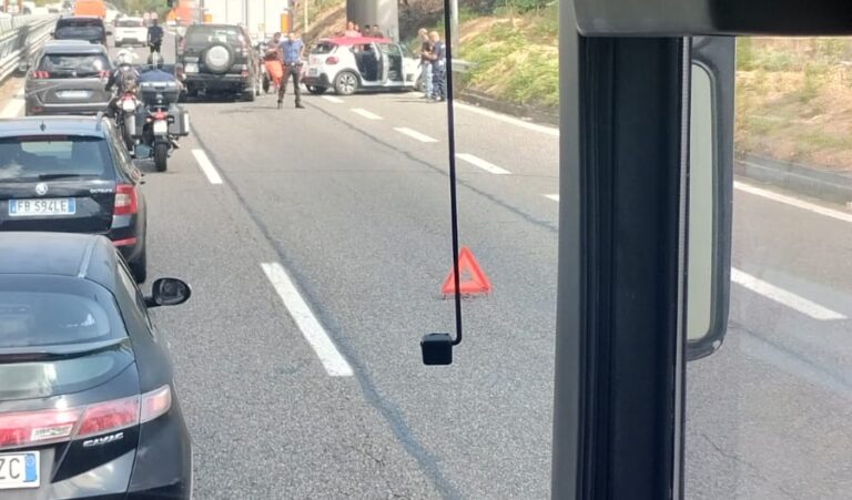 Incidente sulla A18 in direzione Messina: lunghe code