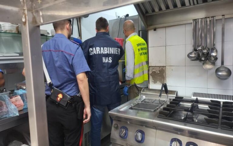 Sporcizia e blatte in un ristorane del centro storico di Catania, denunciato il titolare