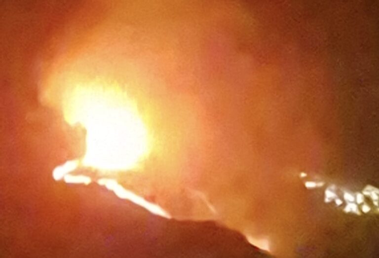 Vasto incendio lungo le colline di Capri Leone