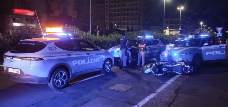 Catania, 3 moto fuggono all’alt della polizia, una impatta contro la volante. Due arrestati e un denunciato