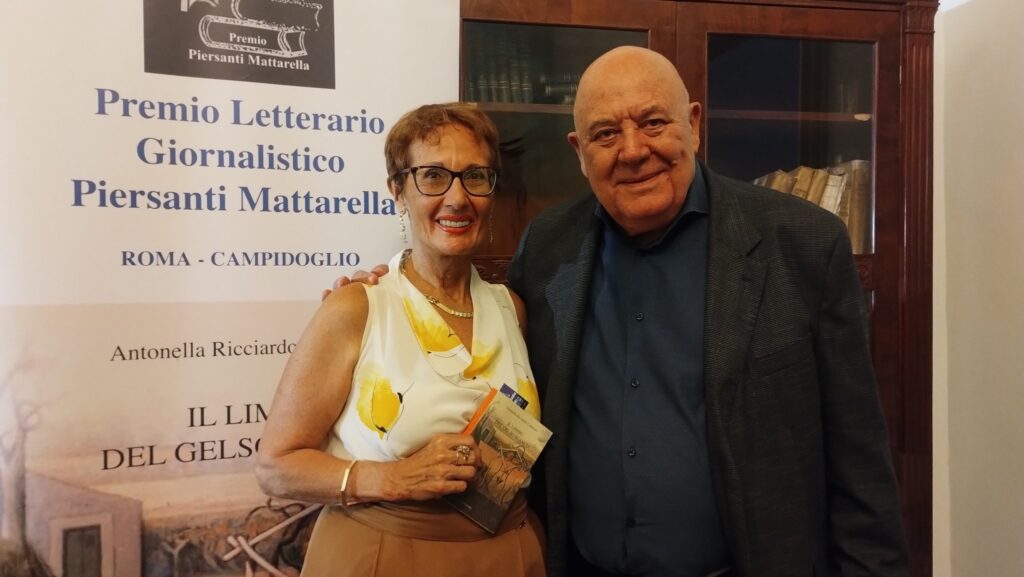 La scrittrice Antonella Ricciardo Calderaro e Attilio Andriolo, Presidente dell'associazione culturale Teseo