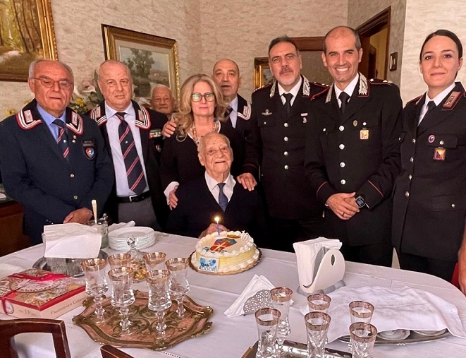 Capo d’Orlando: i 103 anni dell’appuntato dei carabinieri in congedo Antonino Mazzone, gli auguri dell’Arma dei Carabinieri