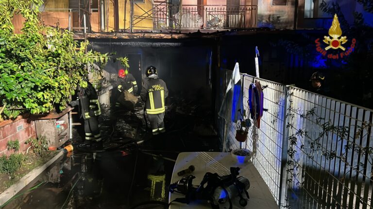 Barcellona Pg, incendio in un appartamento a Calderà. Vigili del fuoco in azione