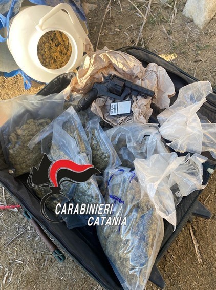 Mirabella Imbaccari, 2 kg di marijuana ed una calibro 38 nascosti in campagna. Indagano i carabinieri