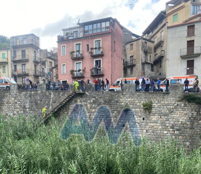 Tortorici, mezzo vola dal viadotto e finisce nel greto del fiume. Un morto e due feriti