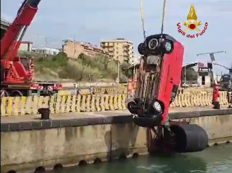 Messina, Tremestieri: furgone finisce in acqua. Recuperato dai Vigili del Fuoco