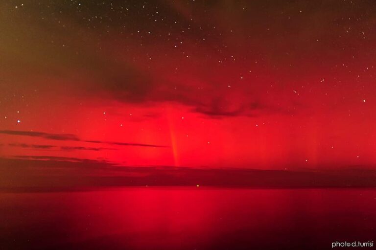 Il fenomeno del “cielo rosso”: la SAR illumina le Eolie e l’orizzonte fino a Cefalù