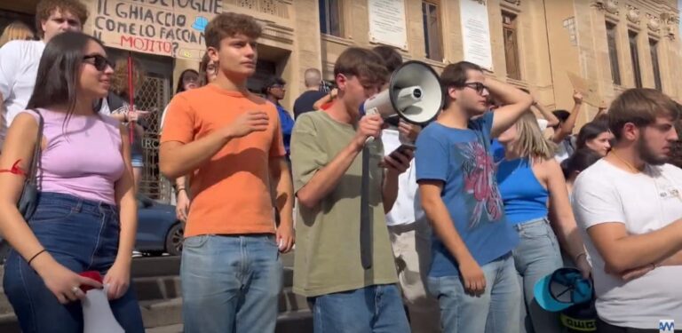 Messina, gli studenti si fanno sentire in piazza su ambiente, pace ed armi ad Israele – VIDEO