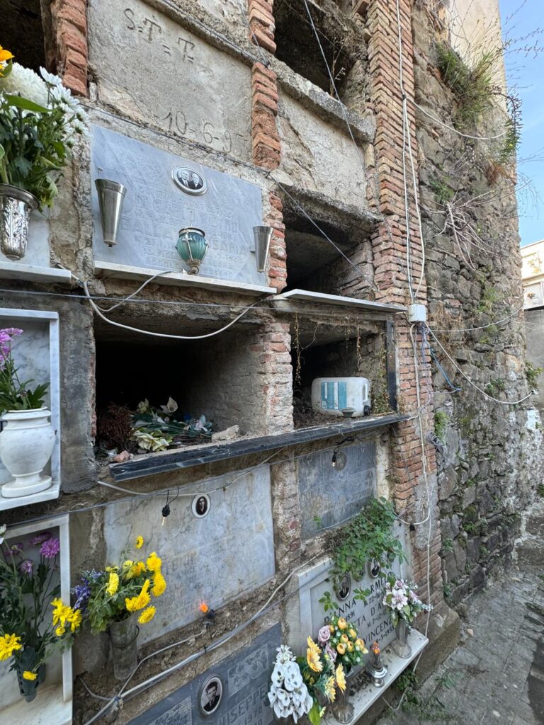 Commemorazione dei defunti. Cimitero trascurato a Caronia, la segnalazione al nostro giornale