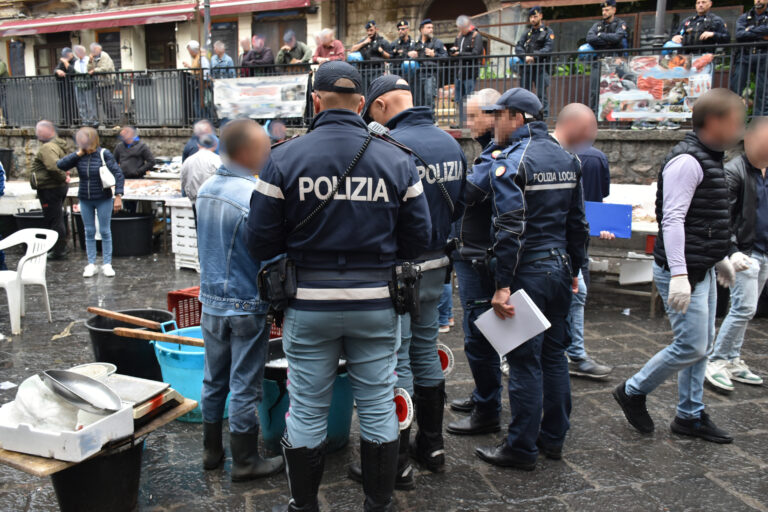 Blitz delle forze dell’ordine al mercato della Pescheria a Catania. Fioccano multe e sequestri