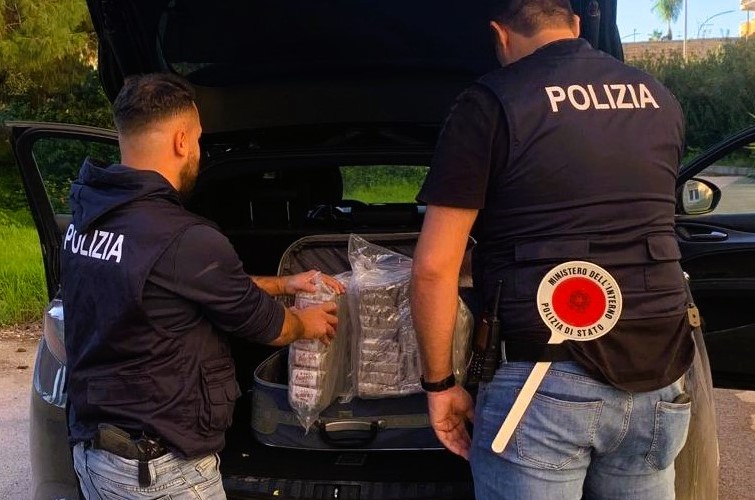 Gela, viaggiava sulla 117bis con 20 kg di hashish nel cofano dell’auto. Arrestato 20enne