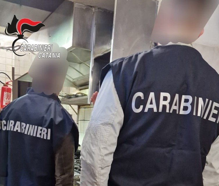 Aci Castello, blatte ed escrementi di topo nel deposito alimenti. Sospesa attività di ristorazione