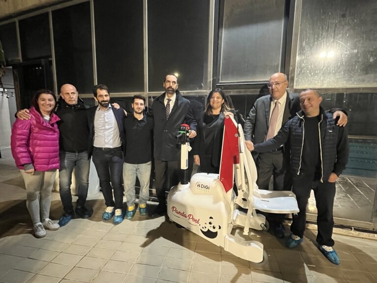 Messina: presentato alla piscina di Villa Dante “Pandapool” un sollevatore mobile per disabili