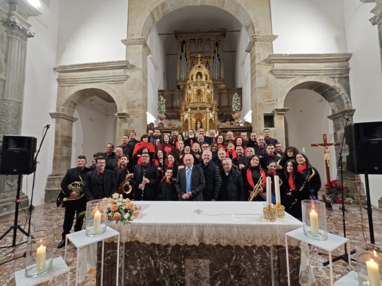 San Salvatore di Fitalia – Pienone per il concerto di Natale della banda “Bellini”, con il coro “Felys Vocal Ensemble”