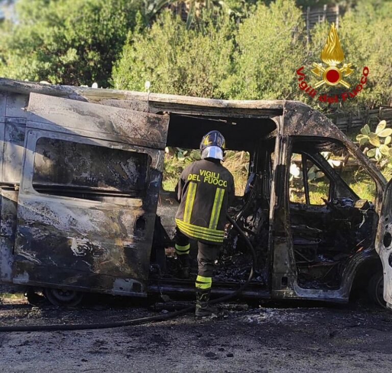 Messina: incendio di un mezzo a Ortoliuzzo