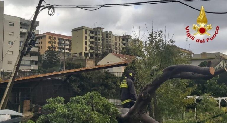 Maltempo in provincia di Messina, oltre 100 interventi dei Vigili del Fuoco