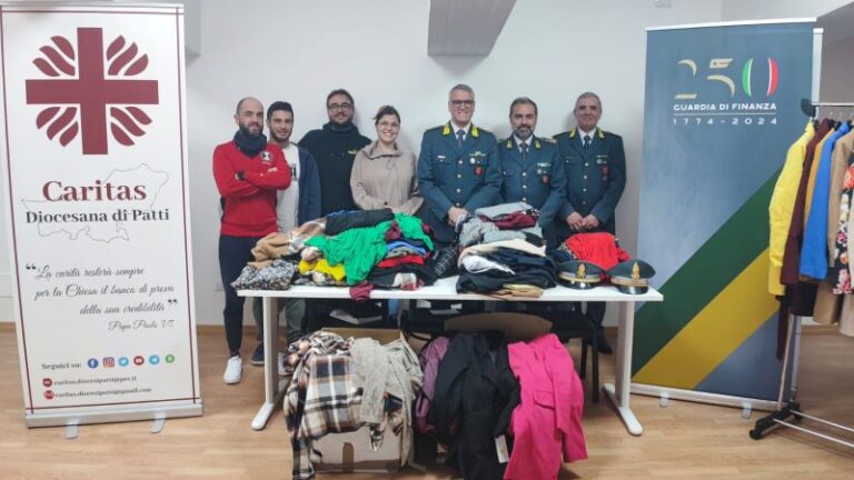 Sant’Agata Militello: la Guardia di Finanza ha donato alla Caritas Diocesana di Patti 120 capi d’abbigliamento posti sotto sequestro