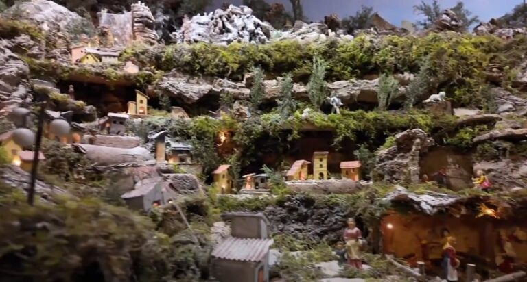 Il presepe a Sorrentini di Patti e la slitta di Babbo Natale di Landro di Gioiosa Marea