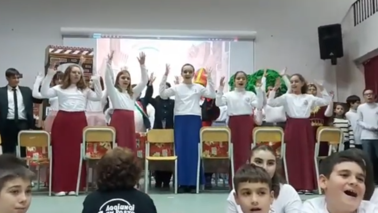 Santo Stefano Camastra, alla scuola media “Buonarroti” va in scena il musical “Aggiungi un posto a tavola”