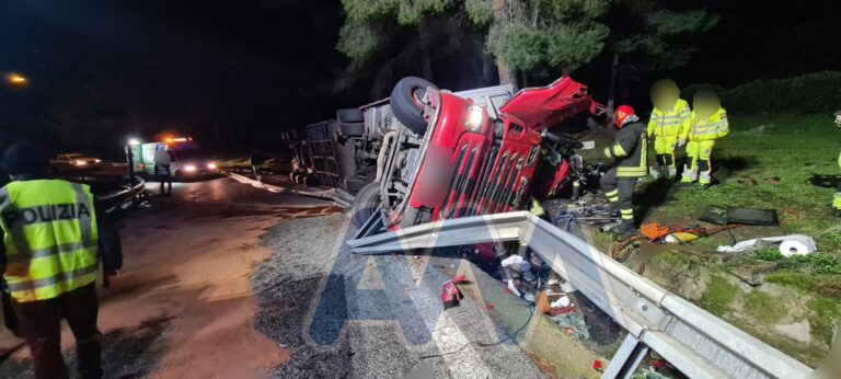 A20, autoarticolato si ribalta allo svincolo di Brolo. Ferito il conducente