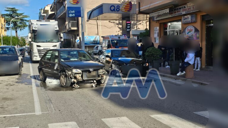 Rocca di Capri Leone, scontro tra due auto davanti l’ufficio postale. Terza auto in sosta coinvolta. Traffico in tilt