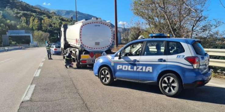 A20 – A zig-zag in autostrada con carico infiammabile: camionista ubriaco fermato dalla Polizia Stradale di Sant’Agata Militello