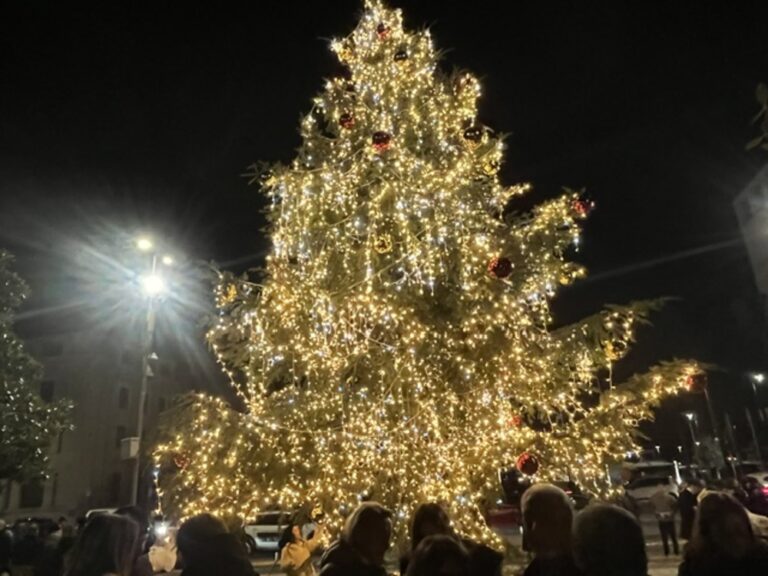 Messina: il sindaco Federico Basile da il via agli eventi per il Natale 2024 con l’accensione dell’albero