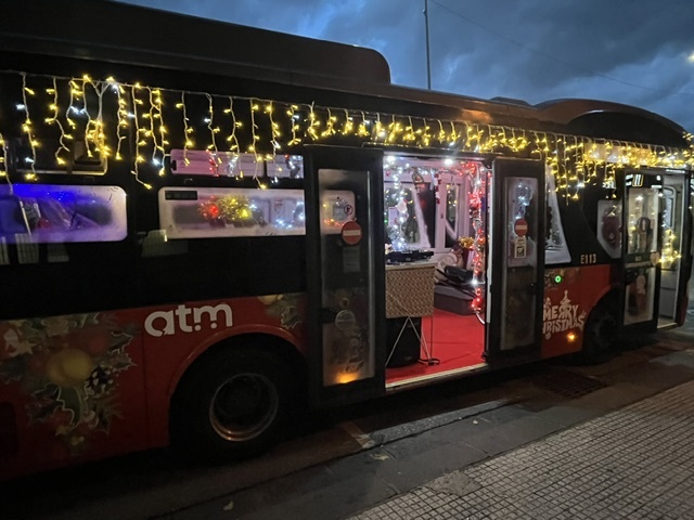 Messina: Davanti alla sede di ATM Babbo Natale e gli Elfi hanno fatto festa con bimbi e adulti