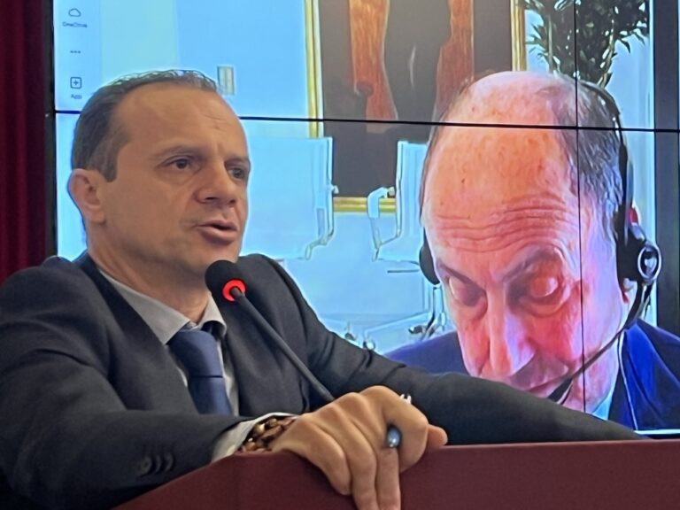 Messina: promesse di matrimonio, senza anelli, tra Cateno De Luca e Renato Schifani davanti al nuovo Capo di Gabinetto del Sindaco della Città Metropolitana, Laura Castelli