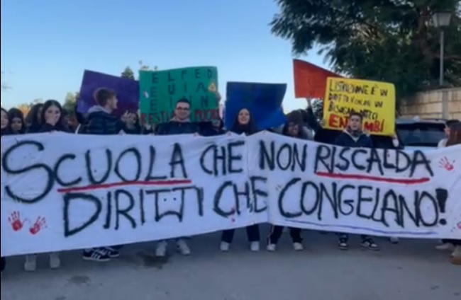 Patti: non funzionano i riscaldamenti nel plesso di piazza Stazione, la protesta degli studenti