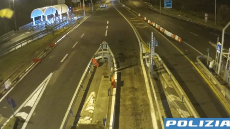 Ubriaco al volante guida per oltre 20 km in autostrada contromano sulla Messina-Catania: fermato dalla Polizia Stradale