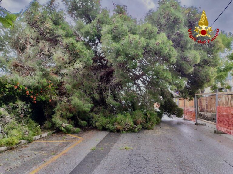 Maltempo, la Sicilia sud-orientale flagellata da tornado e blackout. Danni e disagi anche nel messinese