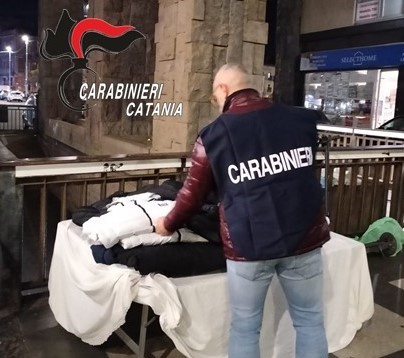 Capi contraffatti su una bancarella al mercato di Catania. Due stranieri denunciati