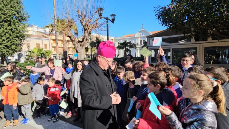 Capo d’Orlando: incontro nel plesso di Via Roma dell’Ic “Giovanni Paolo II” tra il Vescovo di Patti e i bambini della scuola primaria