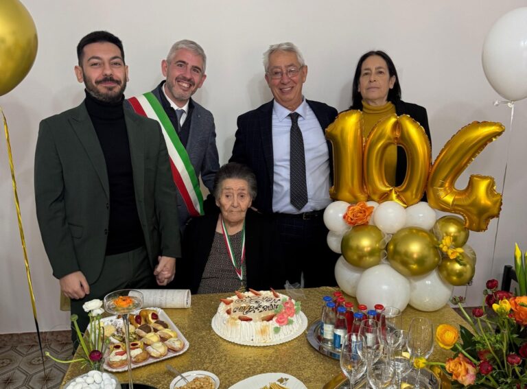 San Salvatore di Fitalia in festa per i 104 anni di nonna Maria Rosa!