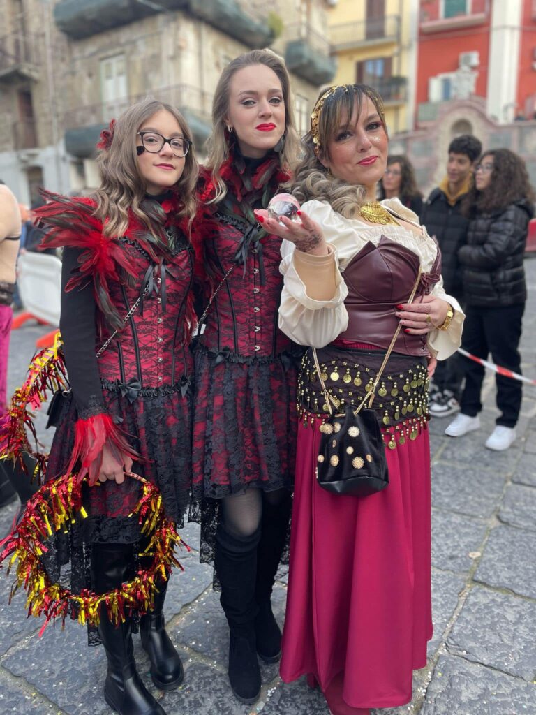 A Santa Lucia del Mela esplode il “Carnevale storico Luciese”. I Lapi i Cannaluvari infiammano il centro storico