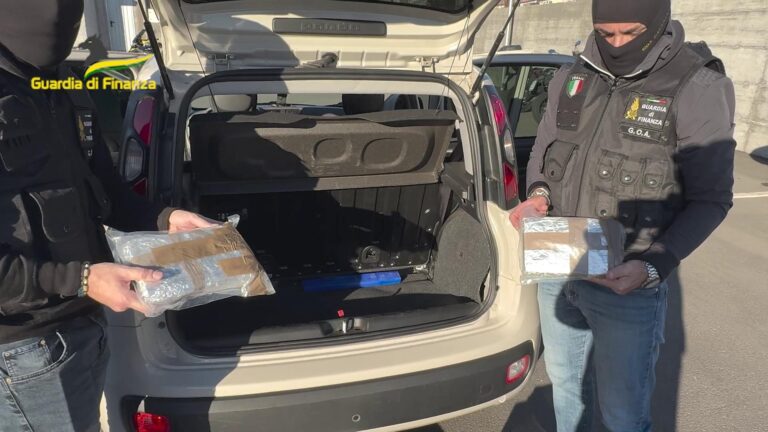 Catania – Corriere calabrese intercettato a San Gregorio. Sequestrati 2,5 kg di cocaina