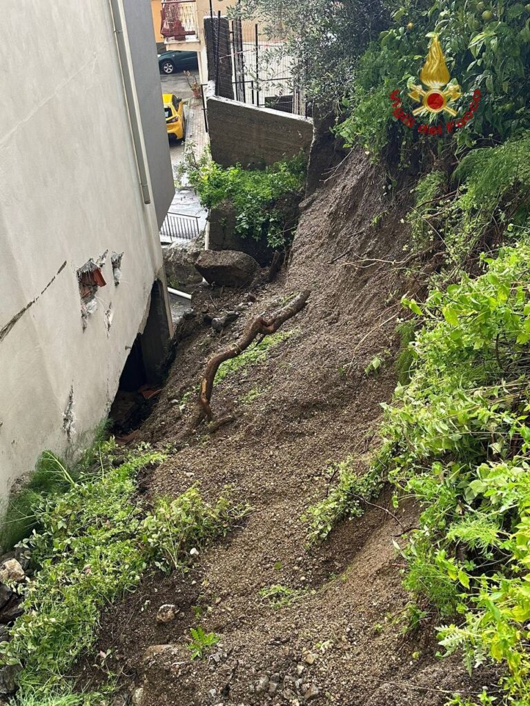 Alluvione a Messina, villaggio Zafferia invaso dal fango: straripato il torrente. Attivato il Coc