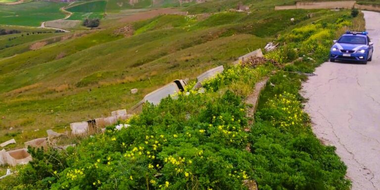 Niscemi: vasche in eternit, pneumatici e spazzatura varia in contrada Costa Fredda. 20 persone denunciate