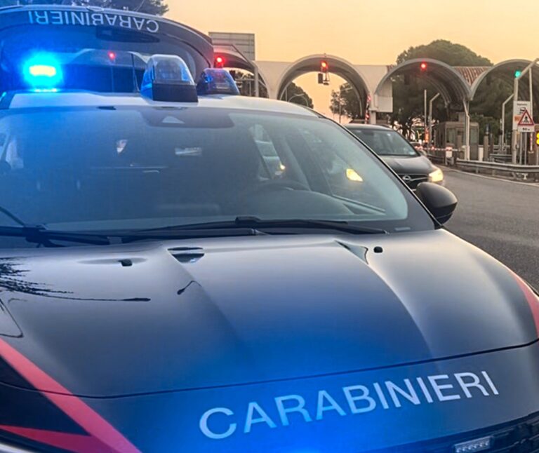 Al casello di Rometta Marea con la droga nascosta tra i fazzolettini: arrestata una coppia