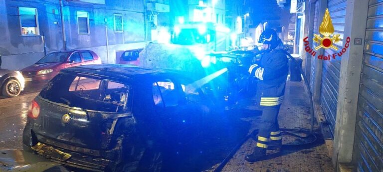 Messina, auto parcheggiata prende fuoco. Fiamme domate dai Vigili del Fuoco