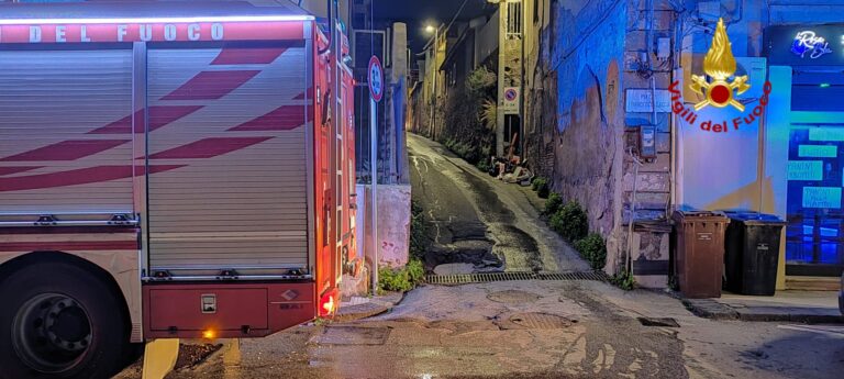 Messina, incendio in una casa disabitata. Intervengono i Vigili del Fuoco